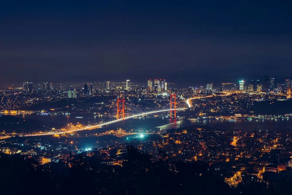 İstanbul Boğazı, 15 İyul Şəhidlər körpüsünün gecə işıqları və Boğaz sahilinin panoraması