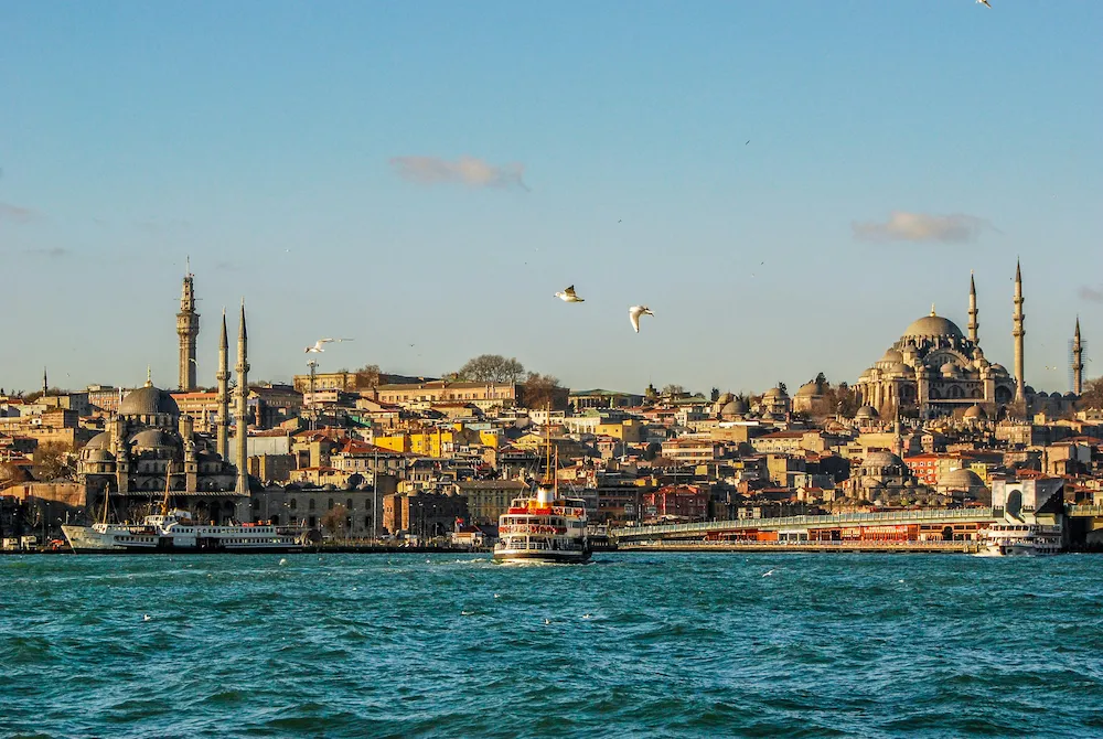 İstanbul Haliç və tarixi Süleymaniye məscidinin gündüz panoraması