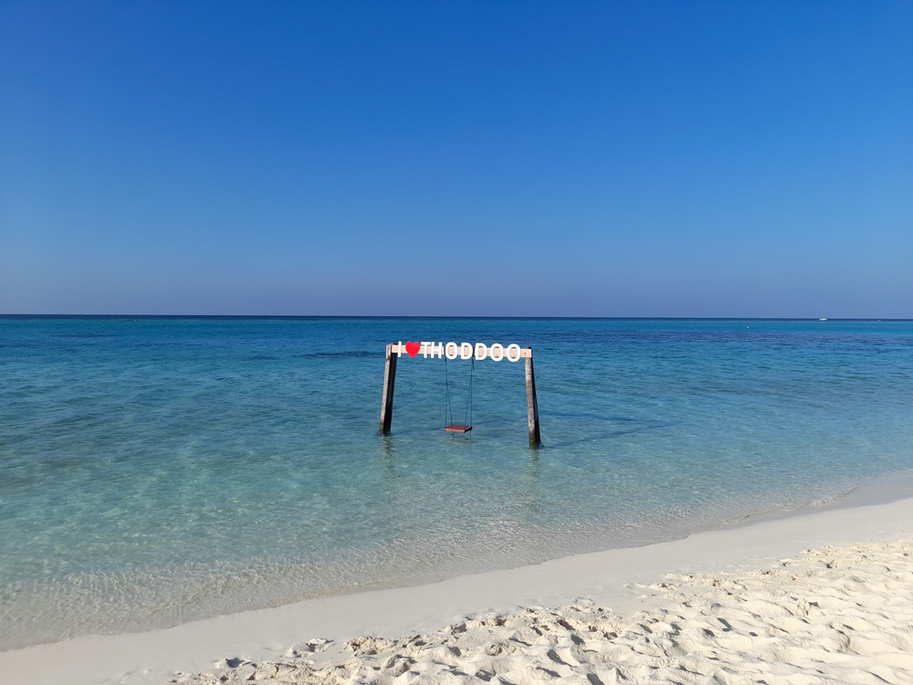 Ilha local nas Maldivas com praia de areia branca e mar turquesa