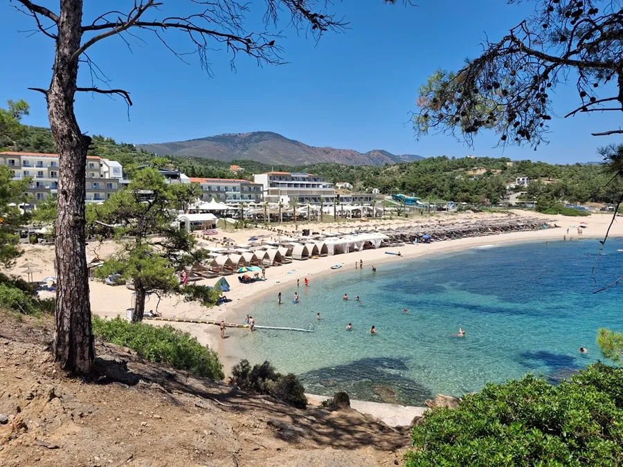 Trypiti Beach на Тасос – широк плаж с красива скална арка близо до Лименария